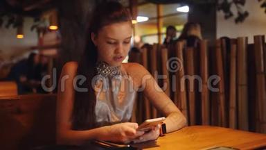 少女期待在泛亚餐厅点餐并使用智能手机。